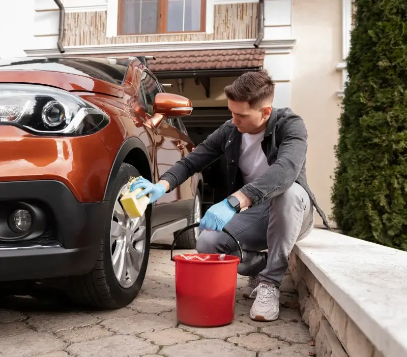 Lavage auto à domicile Corbières-en-Provence : professionnel intervenant sur un véhicule